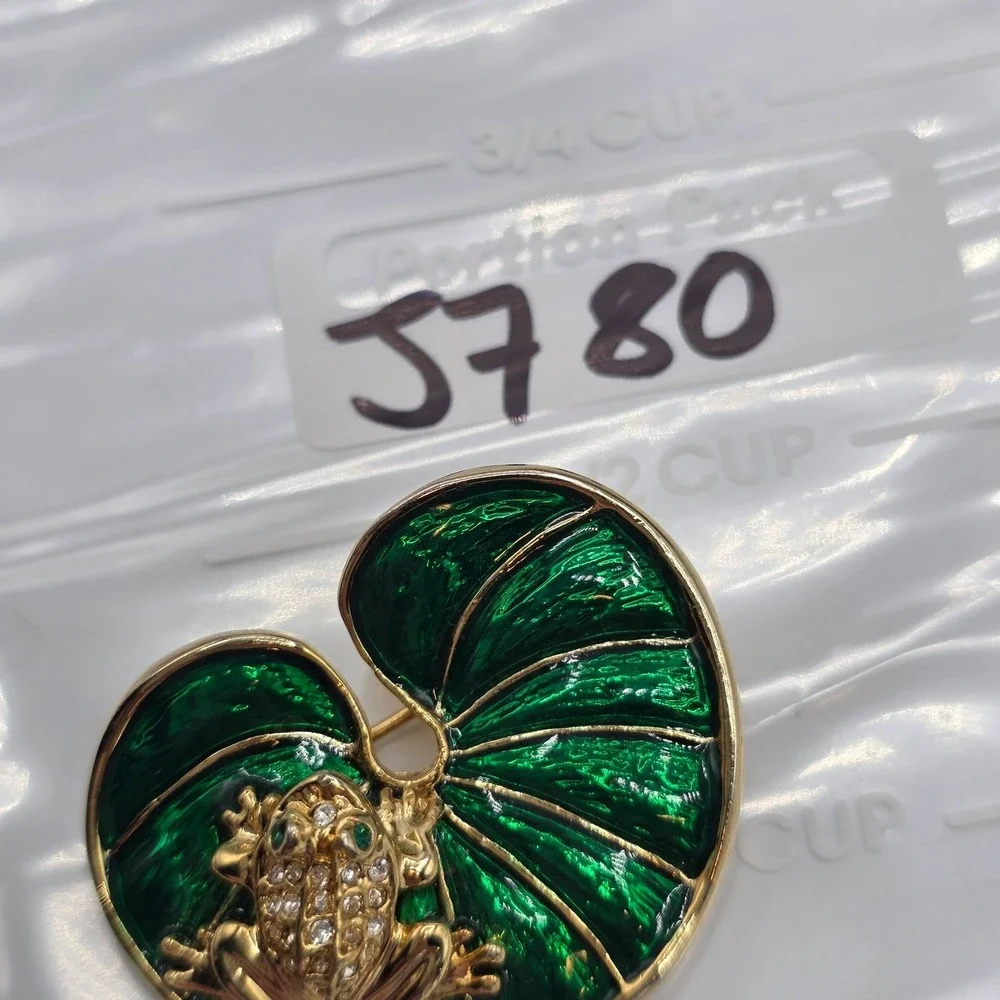 Vintage Enamel Frog Lily Pad Brooch Gold Tone Rhinestone Accents Green‎ Novelty